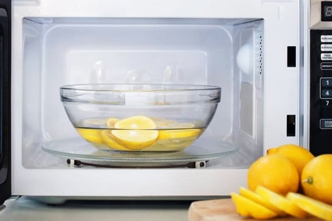 Chanh có nhiều công dụng trong việc tẩy rửa, đặc biệt có thể khử mùi lò vi sóng hiệu quả