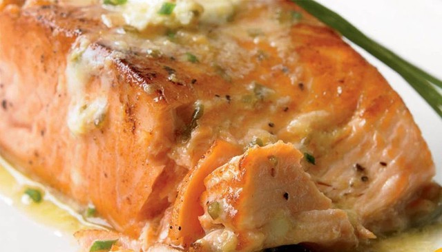 Cá hồi nướng sốt bơ đậu nành với gừng.