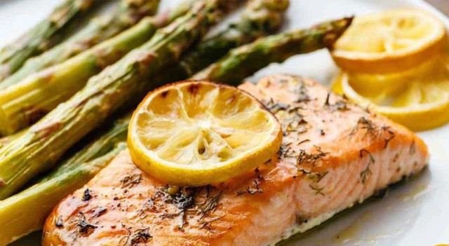 Cá hồi nướng với bơ và măng tây.