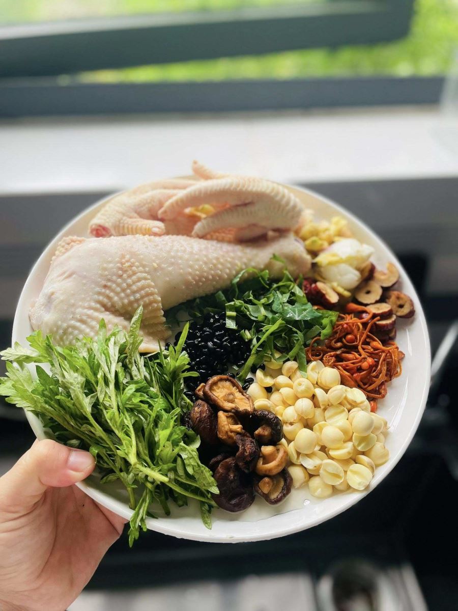Gà hầm với nấm đông cô, hạt sen, đậu đen, nấm đông trùng hạ thảo, gừng, lá gai cua, ngải cứu.
