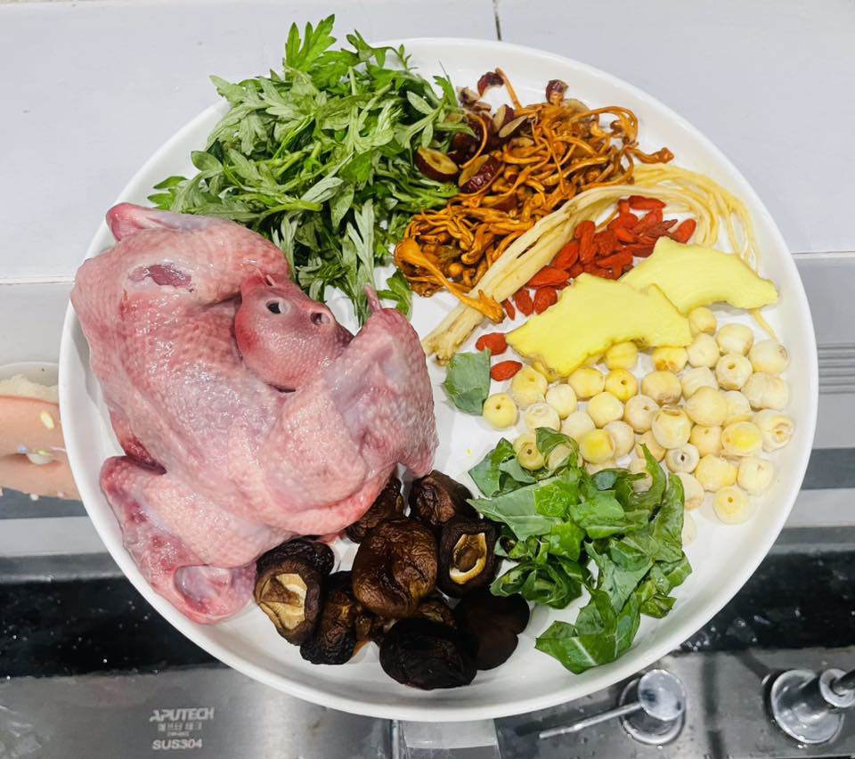 Bồ câu hầm nấm đông cô, kỷ tử, hạt sen, táo đỏ, nấm đông trùng hạ thảo, nhân sâm, gừng, lá gai cua, ngải cứu.