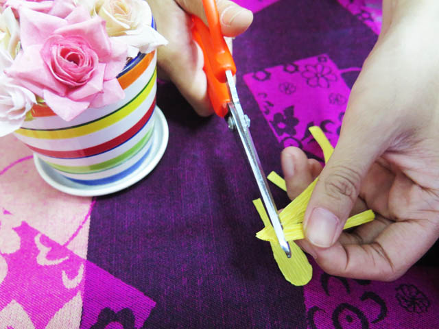 Lam-do-trang-tri-Tet-voi-hoa-mai-handmade-2