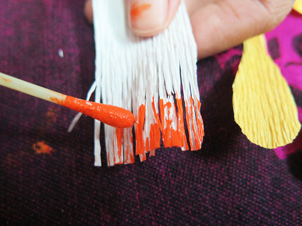 Lam-do-trang-tri-Tet-voi-hoa-mai-handmade-3