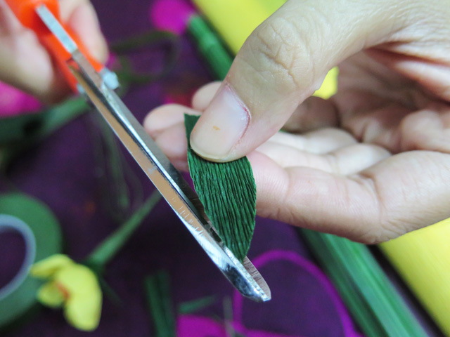 Lam-do-trang-tri-Tet-voi-hoa-mai-handmade-4