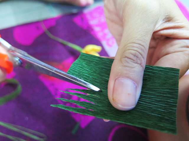 Lam-do-trang-tri-Tet-voi-hoa-mai-handmade-5