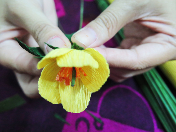 Lam-do-trang-tri-Tet-voi-hoa-mai-handmade-6