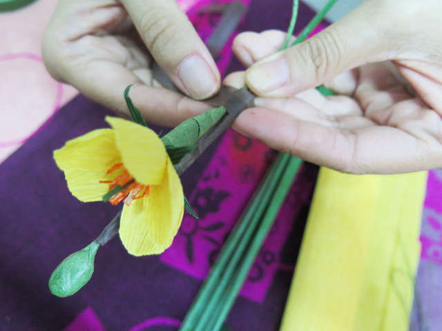 Lam-do-trang-tri-Tet-voi-hoa-mai-handmade-8