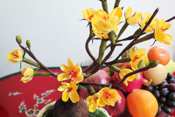 Lam-do-trang-tri-Tet-voi-hoa-mai-handmade-1