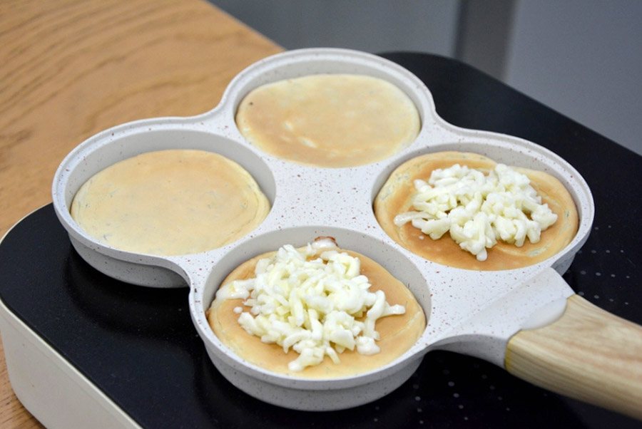 Bánh trứng kẹp phô mai thơm nức ăn sáng vừa ngon vừa lạ miệng  - Ảnh 6.