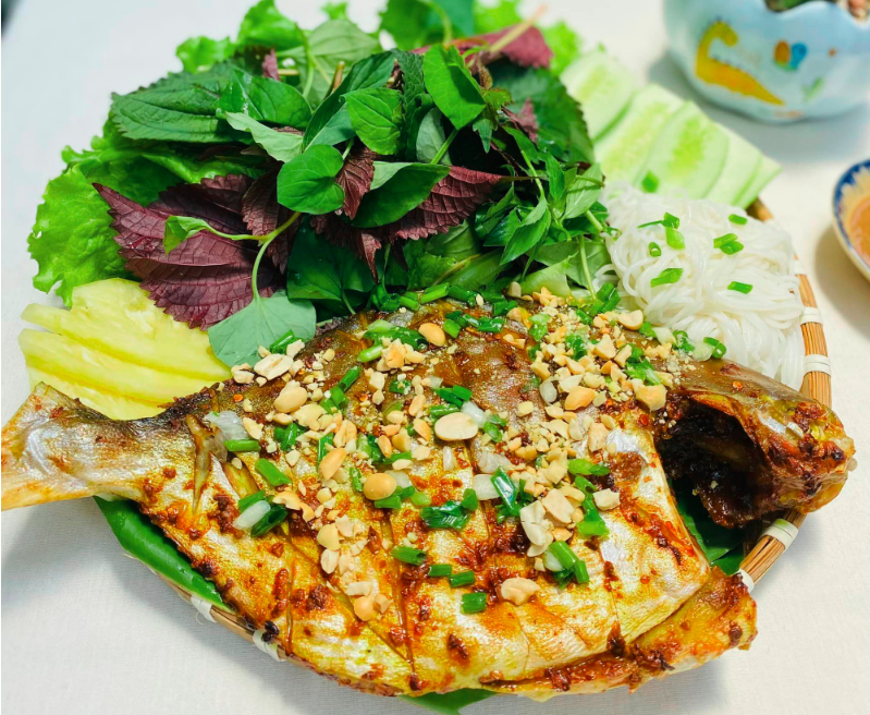 Đổi vị bữa ăn với cá chim nướng muối ớt - Ảnh 3. Đổi vị bữa ăn với cá chim nướng muối ớt - Ảnh 3.