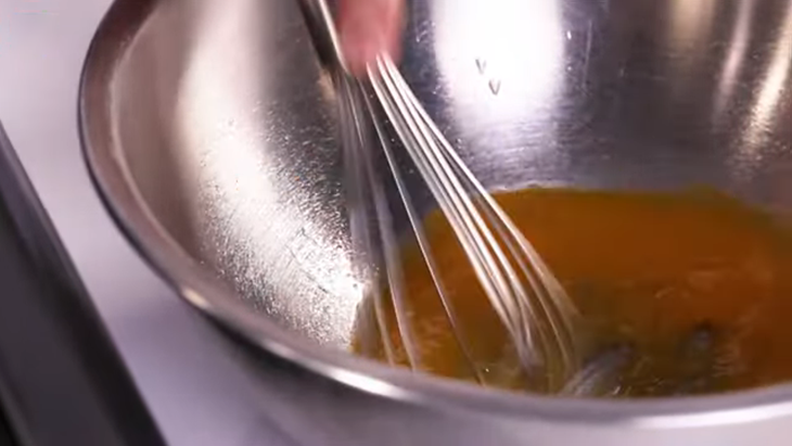 Bước 2 Đánh lòng đỏ trứng Sốt Hollandaise