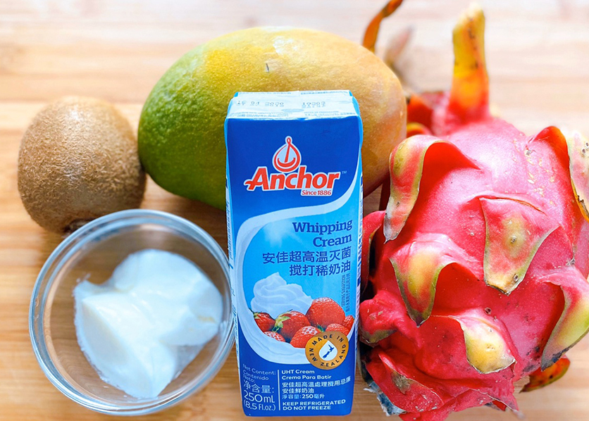 Chuẩn bị nguyên liệu làm kem sữa chua trái cây