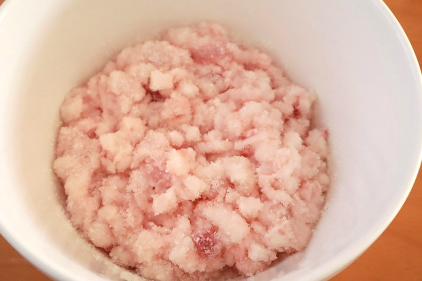 Tự làm lạp xưởng chuẩn bị đón tết - Ảnh 1.