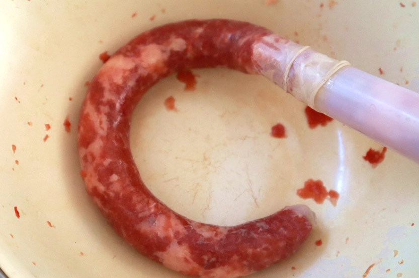 Tự làm lạp xưởng chuẩn bị đón tết - Ảnh 4.