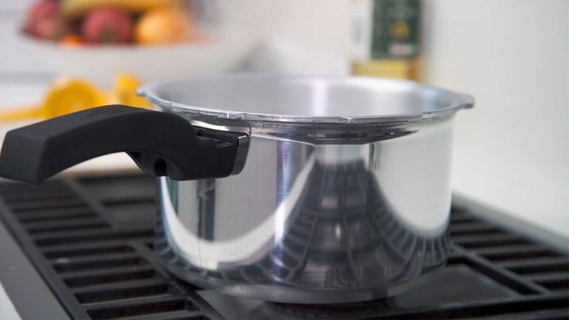 Để nồi rỗng trên bếp nóng quá lâu
