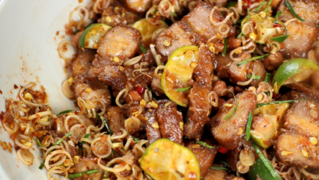 Thịt ba chỉ nướng lắc sả tắc: Hương vị cực lạ, càng ăn càng cuốn - Ảnh 5.