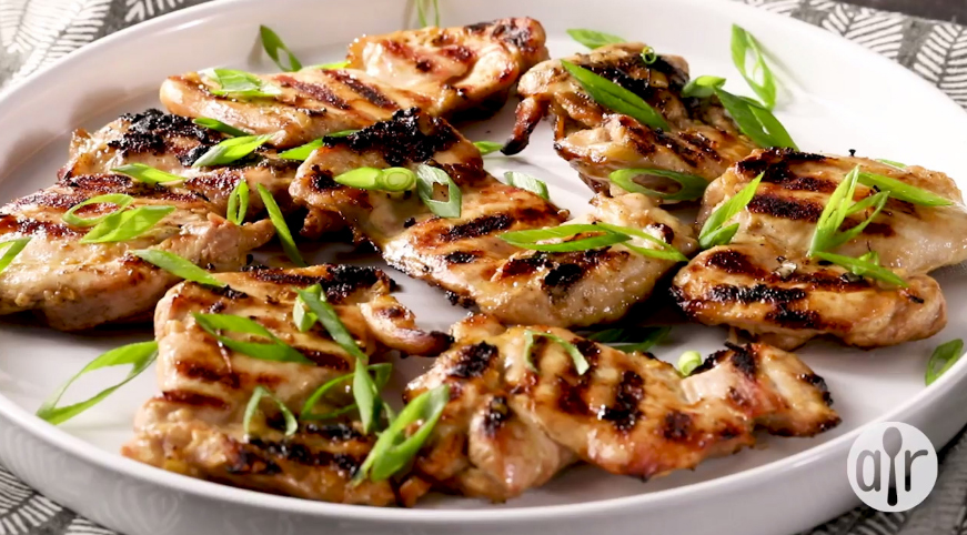 Cách chế biến ức gà cho người giảm cân: Ức gà nướng sả