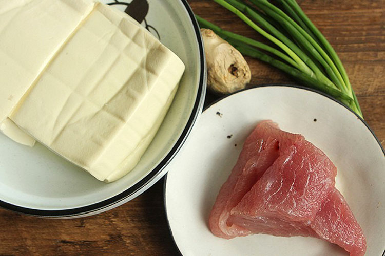 chi-50-k-voi-mon-dau-sot-thit-bam-2