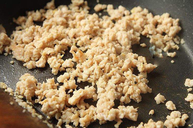 chi-50-k-voi-mon-dau-sot-thit-bam-4