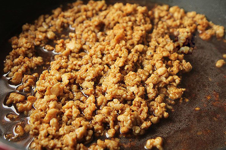 chi-50-k-voi-mon-dau-sot-thit-bam-5