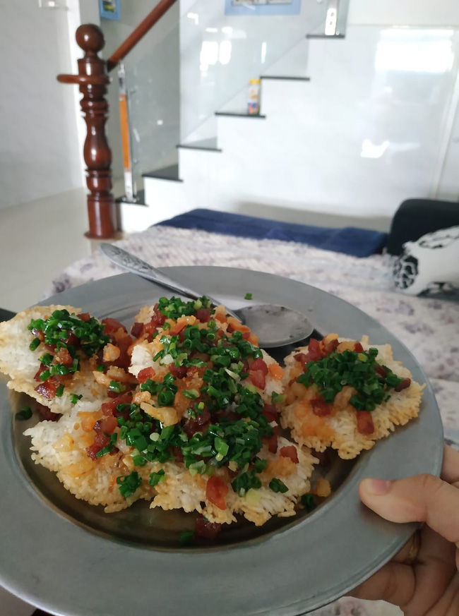 Cách làm cơm cháy mỡ hành bằng nồi chiên không dầu cực giòn ngon