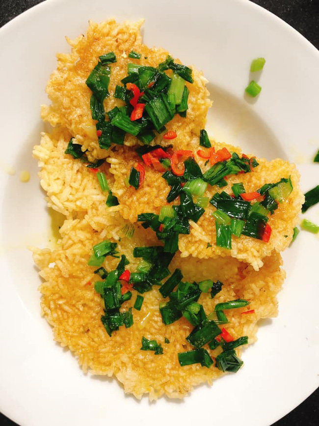 Cách làm cơm cháy mỡ hành bằng nồi chiên không dầu cực giòn ngon