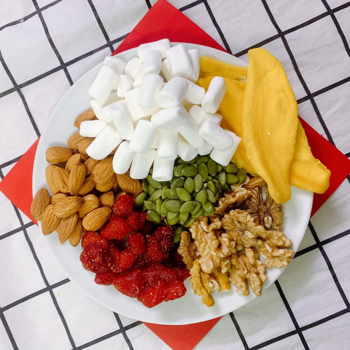 “Bắt trend” làm kẹo hạnh phúc cho những ngày Tết đong đầy niềm vui - Ảnh 3.