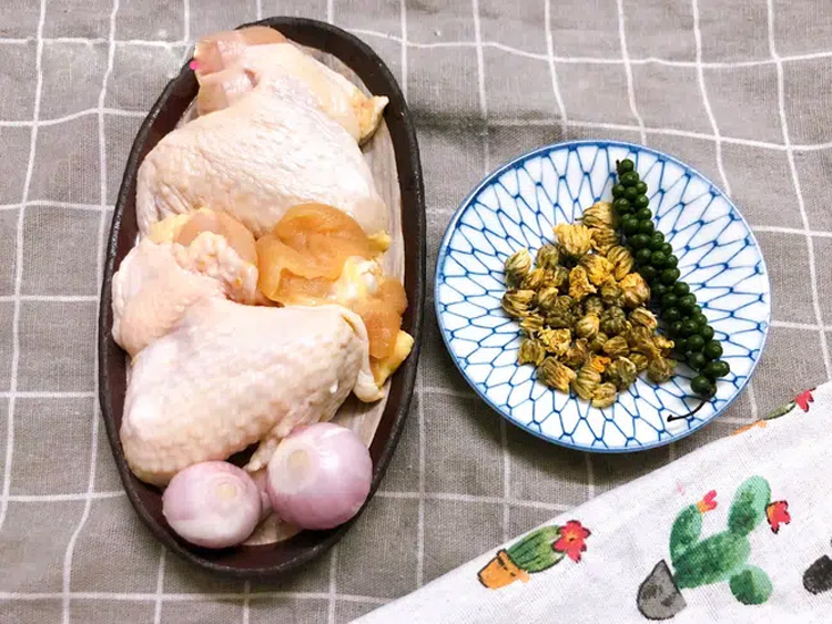 canh-ga-hoa-cuc-am-long-ngay-dong-dai-bo-du-duong-1