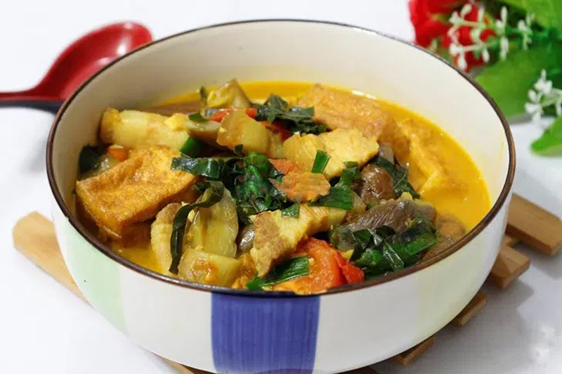 mon-canh-day-du-thit-rau-chua-chay-cho-bua-toi-1