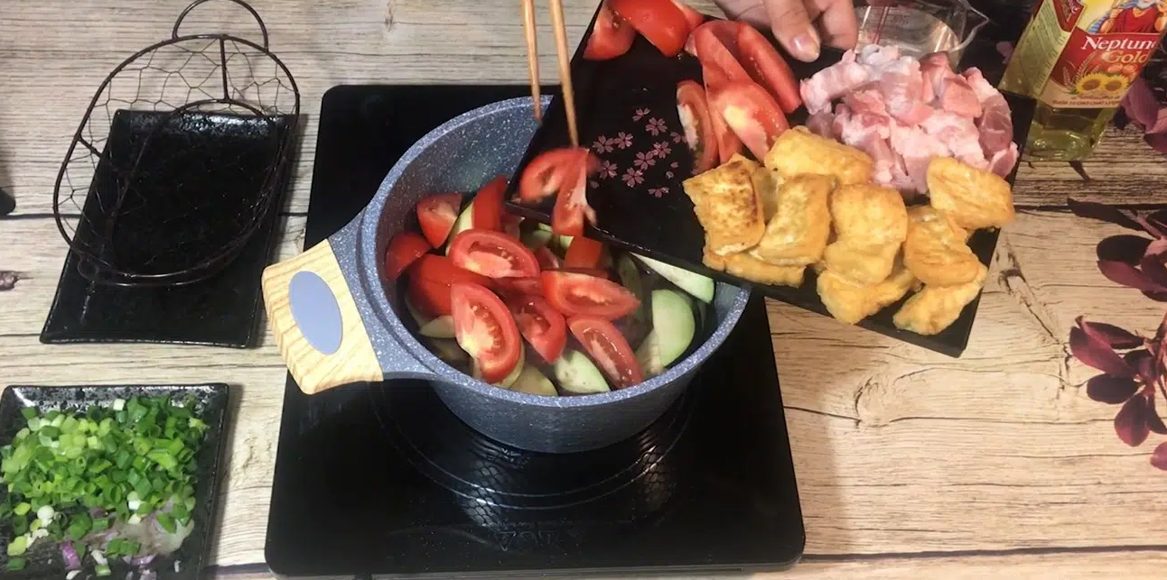 mon-canh-day-du-thit-rau-chua-chay-cho-bua-toi-4