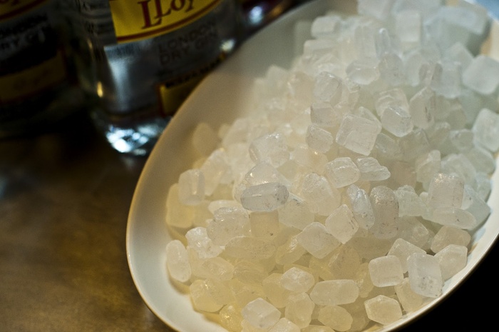 1 tỉ lệ hoàn hảo nước và phèn chua là đã đánh bay các vết gỉ sét lâu ngày rồi.