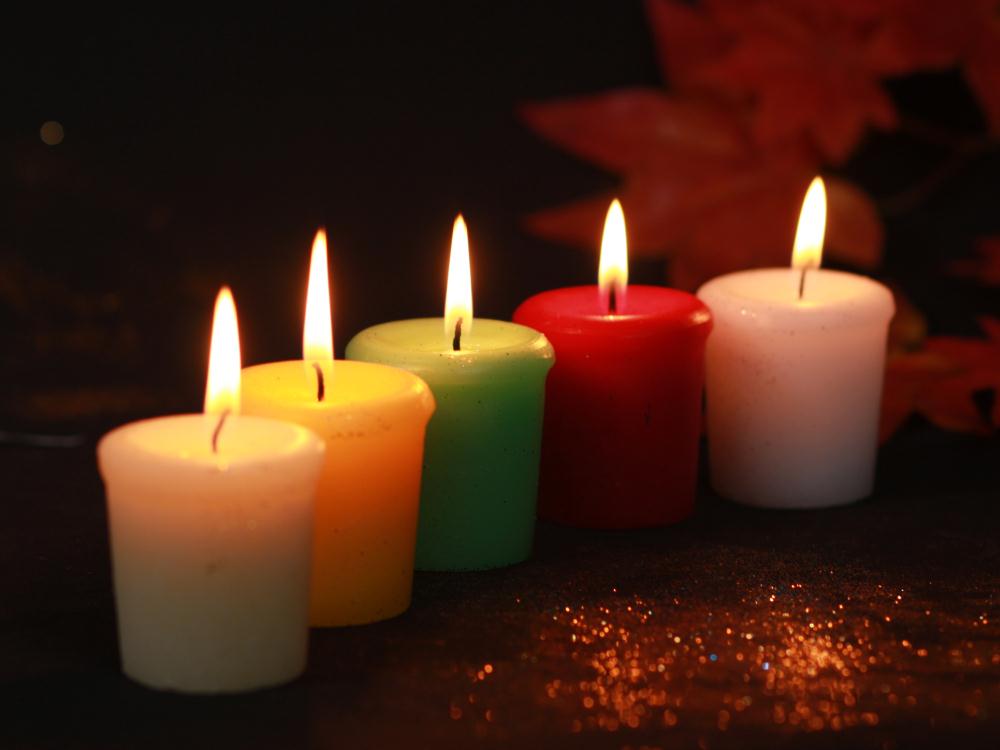 Sử dụng nến để loại bỏ các vết gỉ sét trên các vật dụng sắt tráng men.