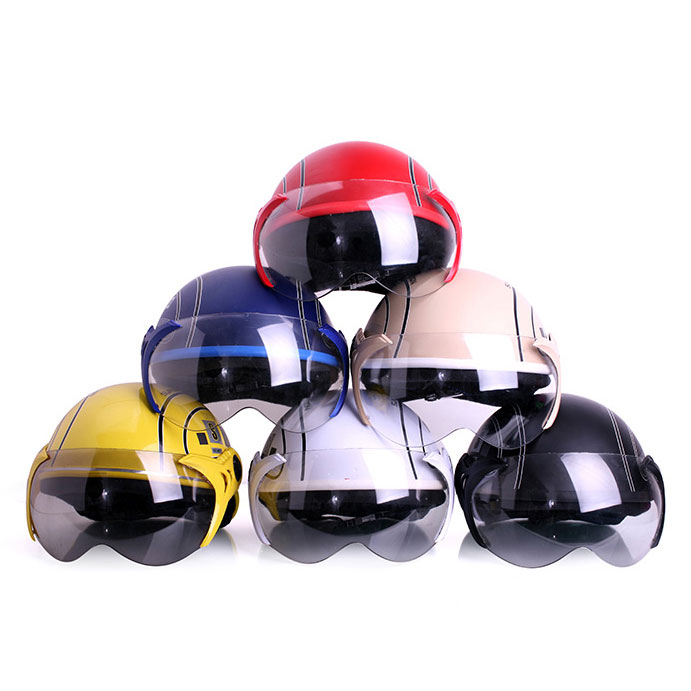 Mũ bảo hiểm là vật dụng không thể thiếu khi sử dụng xe gắn máy.