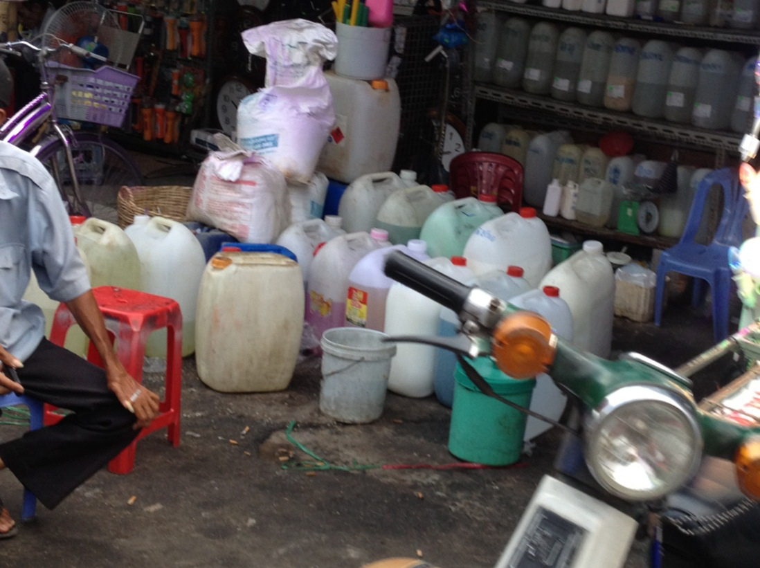 Khu chợ chuyên bán những sản phẩm nước rửa chén không nhãn mác.