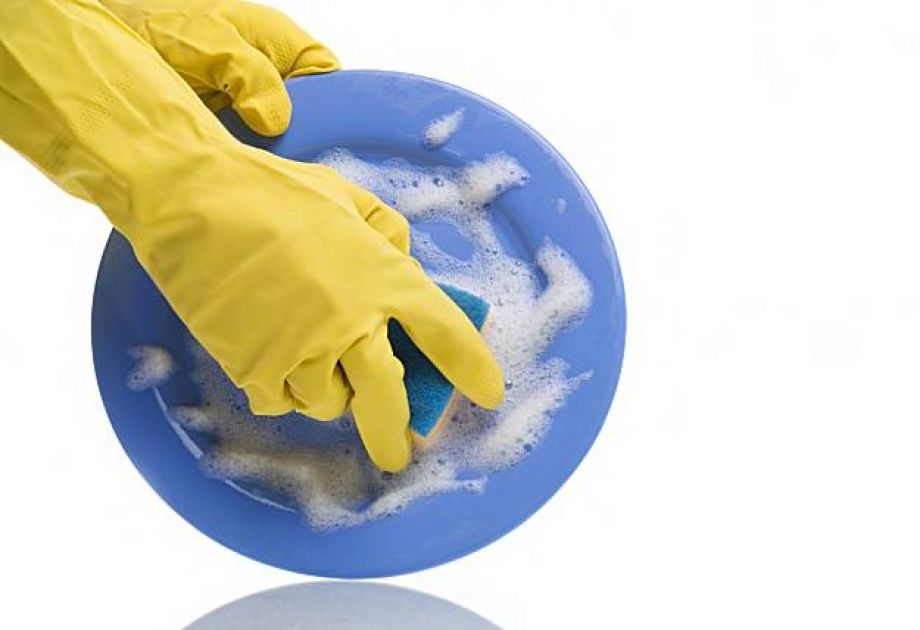 Các bà nội trợ lưu ý đeo găng tay khi sử dụng nước rửa chén để bảo vệ làn da nhé.