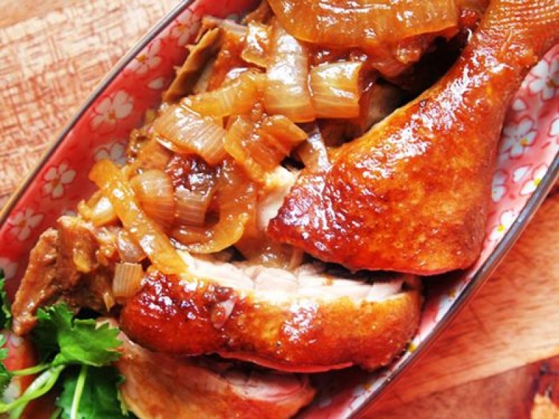 Thành phẩm món vịt om hành tây với màu sắc hấp dẫn, hương vị thơm ngon.