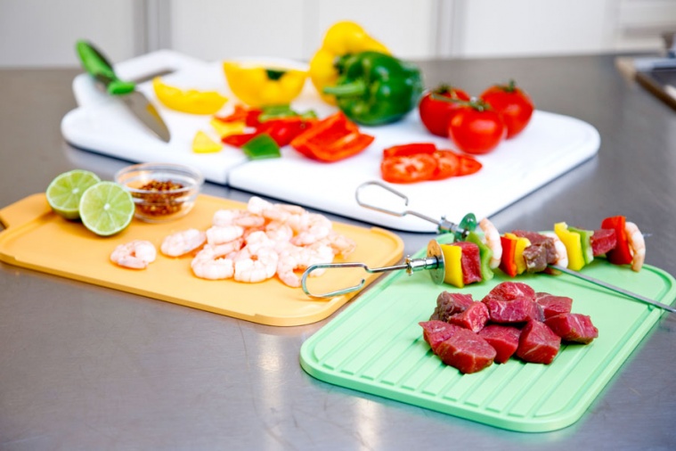 Thớt nhựa dễ vệ sinh hơn nên an toàn hơn cho sức khỏe người sử dụng?