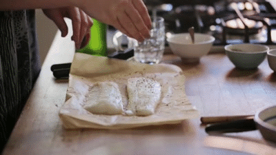 Bí quyết chiên cá tẩm bột giòn tan bên ngoài, mềm ẩm bên trong - Ảnh 2.