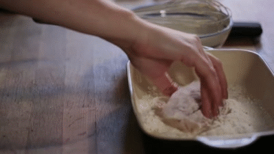 Bí quyết chiên cá tẩm bột giòn tan bên ngoài, mềm ẩm bên trong - Ảnh 5.