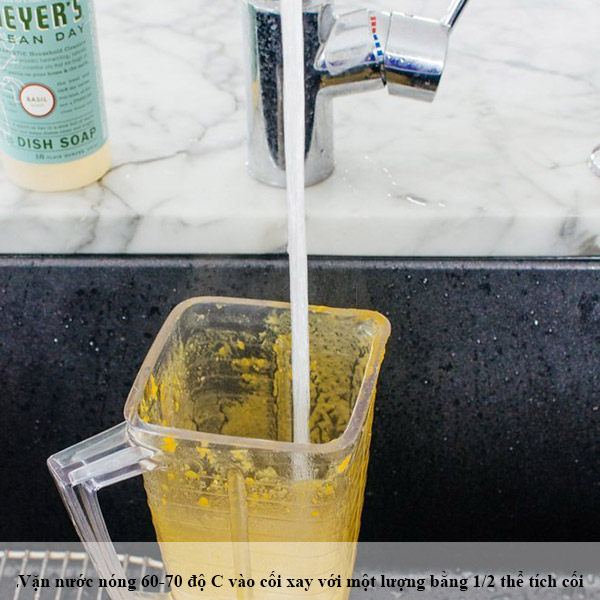 Chỉ cần 30 giây làm sạch máy xay sinh tố mà không bị ướt tay