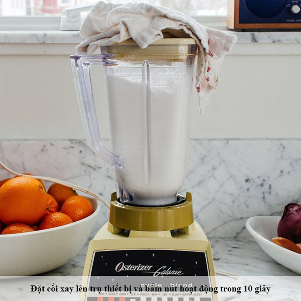 Chỉ cần 30 giây làm sạch máy xay sinh tố mà không bị ướt tay