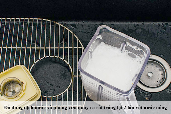 Chỉ cần 30 giây làm sạch máy xay sinh tố mà không bị ướt tay