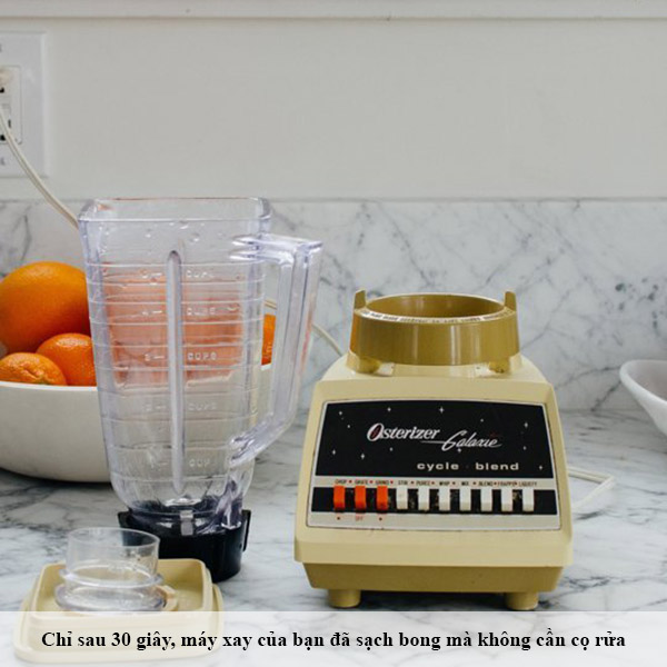Chỉ cần 30 giây làm sạch máy xay sinh tố mà không bị ướt tay
