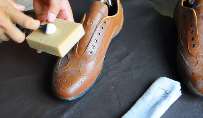 Sữa hết hạn lau sạch giày da