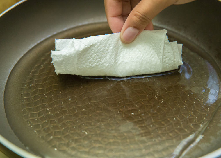 Quét khăn giấy hút dầu nổi lên 