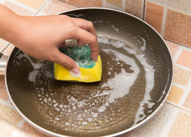 Dùng mút và nước rửa chén rửa sạch chảo