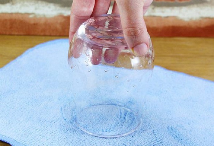 Mẹo tẩy sạch vết bẩn và nhãn mác trên ly cốc thủy tinh