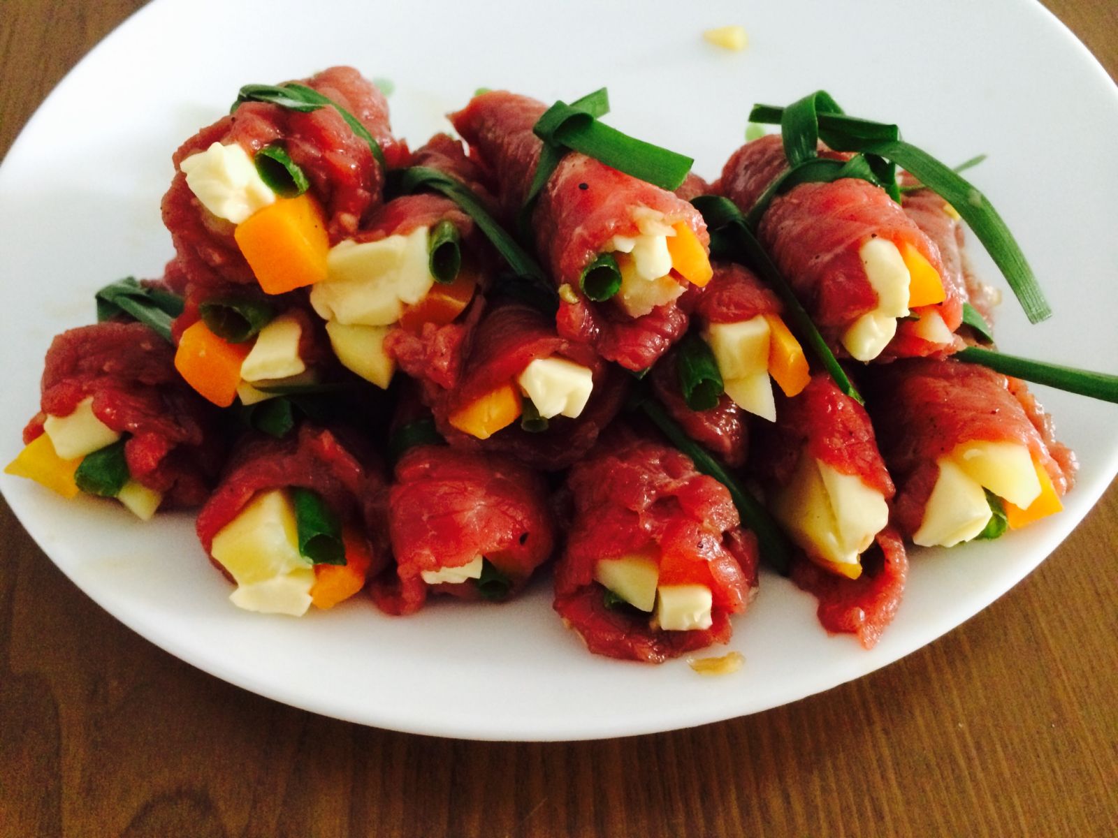 Món ngon 8/3 bò cuốn hành