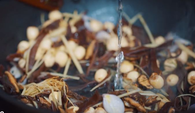 Xào phần nhân gà bó xôi