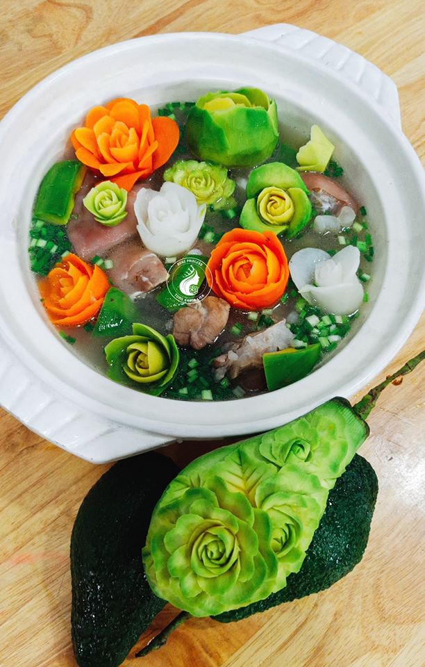 Canh giò heo &quot;trăm hoa đua nở&quot; của bà mẹ U50 trổ tài khiến chị em trầm trồ không ngớt, chỉ muốn để ngắm chẳng nỡ ăn - Ảnh 1.